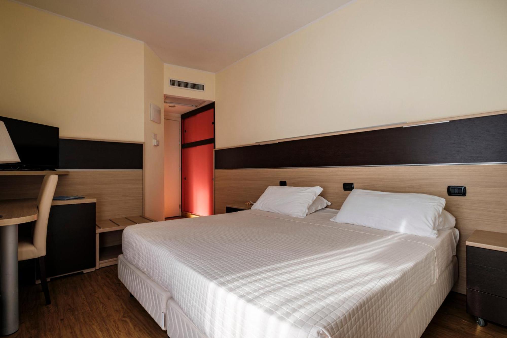 Augustus Hotel ริชชิโอเน ภายนอก รูปภาพ